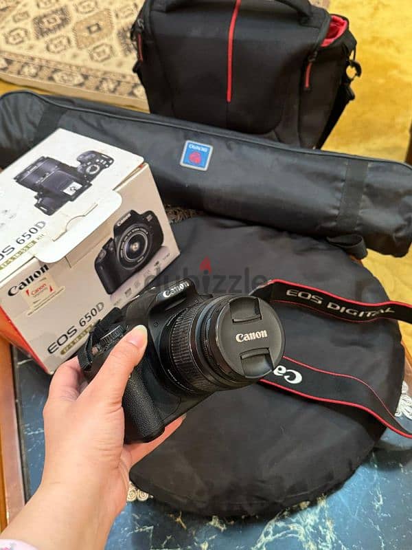 كاميرا كانون  canon 650d معاها كل حاجتها وترايبود وريفلكتور 2