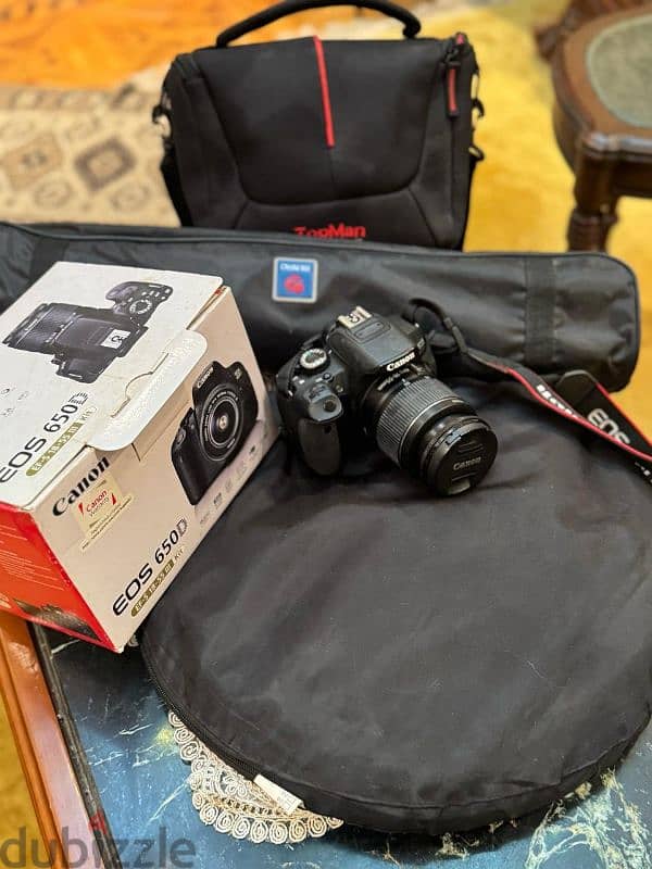 كاميرا كانون  canon 650d معاها كل حاجتها وترايبود وريفلكتور 3