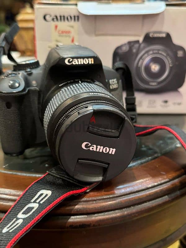 كاميرا كانون  canon 650d معاها كل حاجتها وترايبود وريفلكتور 8