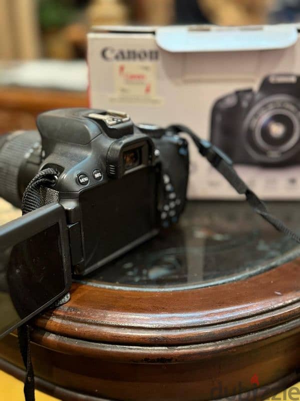 كاميرا كانون  canon 650d معاها كل حاجتها وترايبود وريفلكتور 9