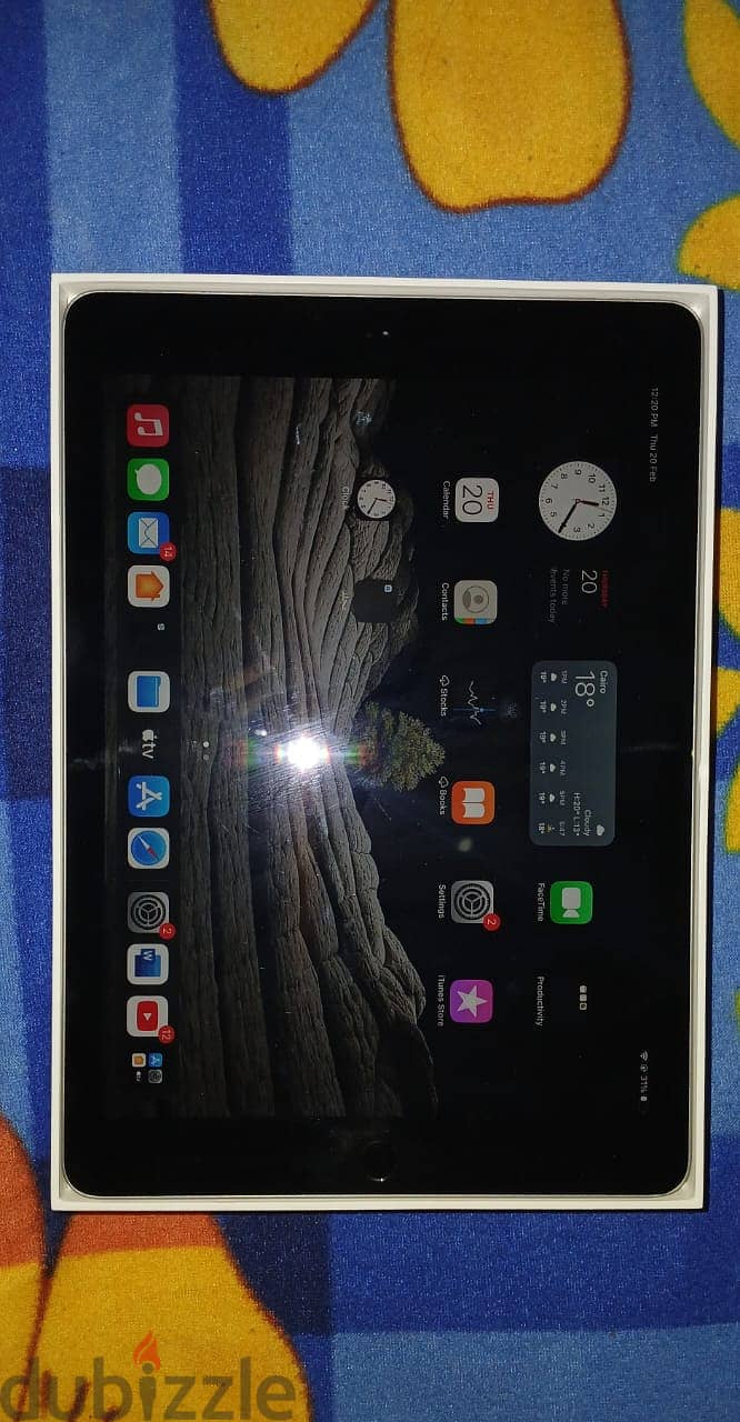 Ipad 6th generation (32G) very good condition with the box 2