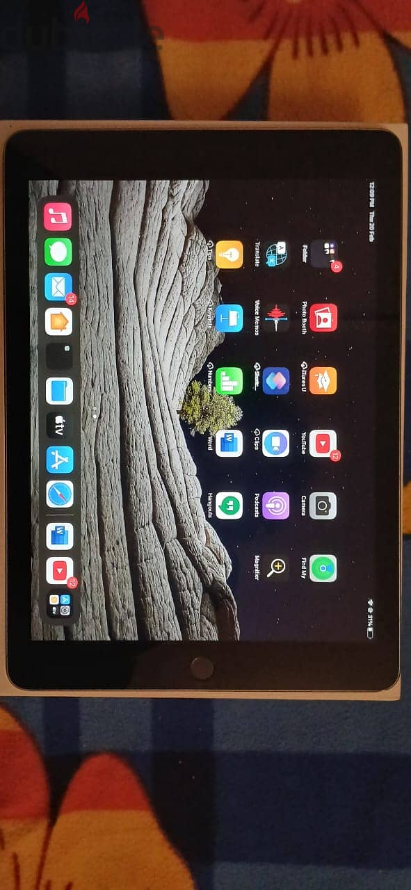 Ipad 6th generation (32G) very good condition with the box 3