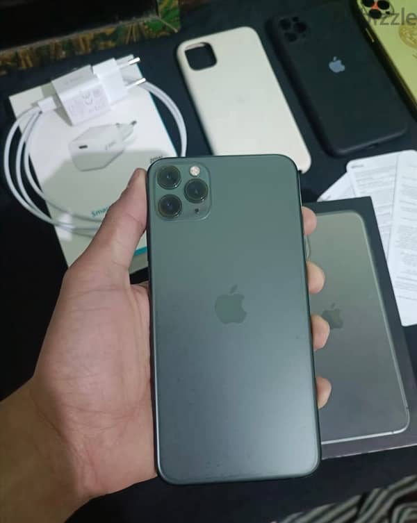 ايفون 11 برو ماكس iPhone 11 pro max بحالة ممتازة معاه العلبة 1