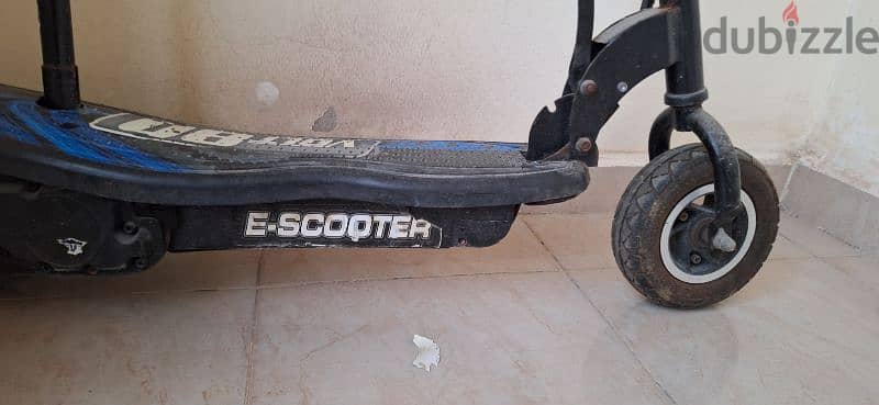 electric scooter with no battery or charging port or screen. 4