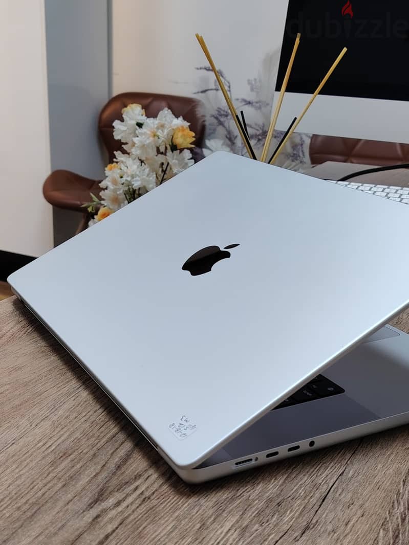 MacBook Pro (16-inch, M3pro) 18\512 - 100% 2