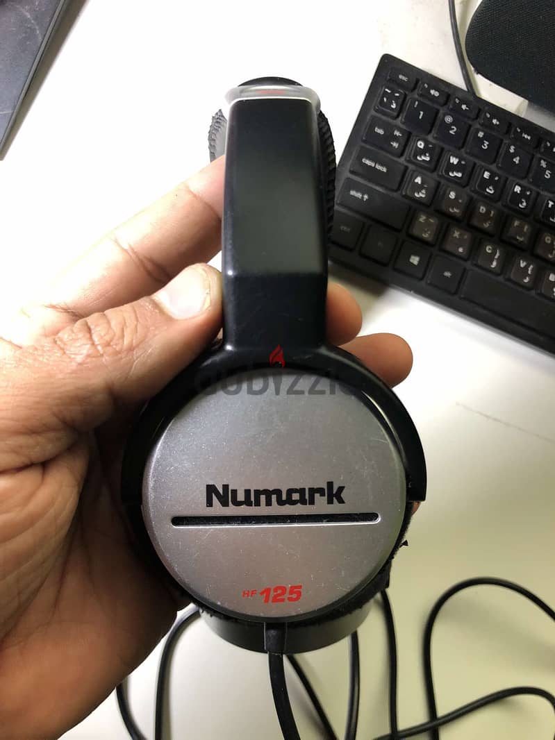 Numark HF125 Ultra Portable Professional DJ 1