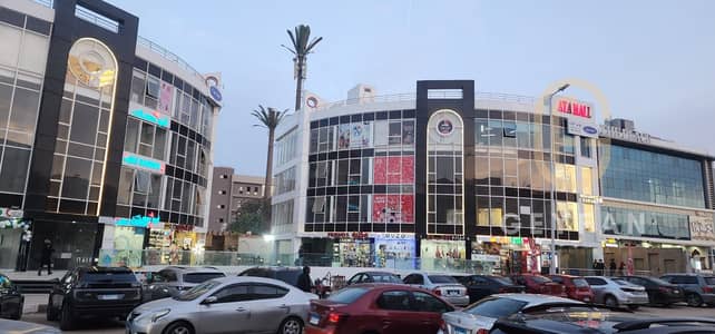 Prime retail space on the first floor of a mall in Al-Banafseg Services, First Settlement.    - Area: 50 sqm   - Ceiling Height: 7 meters   - Location