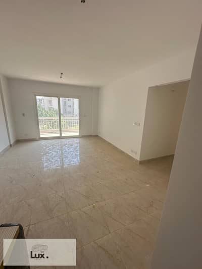 A wonderful opportunity for rent in Madinaty, B12, Fourth floor at the best price, 3 bedrooms and 2 bathrooms, first residence.