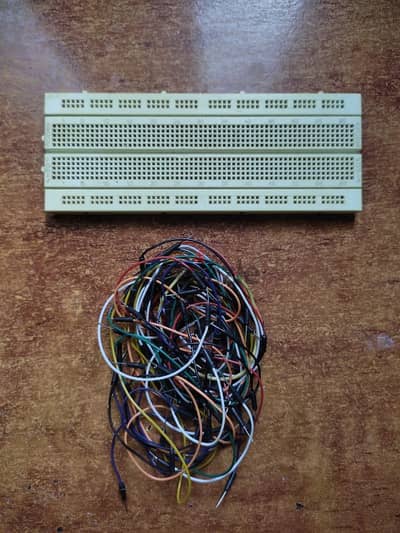 breadboard لوحه تجارب و اسلاك توصيل