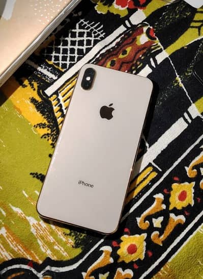 IPhone xs max 256g bettery 77 معاه شاحن