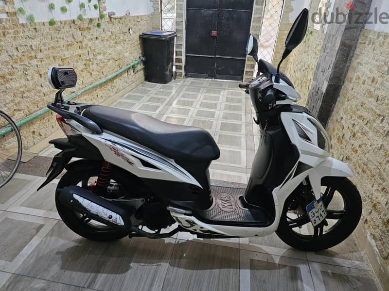 sym sr 200 cc 2022 ف حالة الجديد 6 الاف كم 0