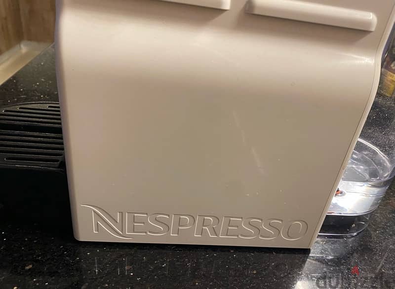 Coffee Machine Nesspresso Inissia  ماكينة نسبرسو (ابيض) استعمال شهر 6