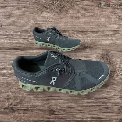 On Cloud 5 eclipse grove size 45 brand new , worn few times only