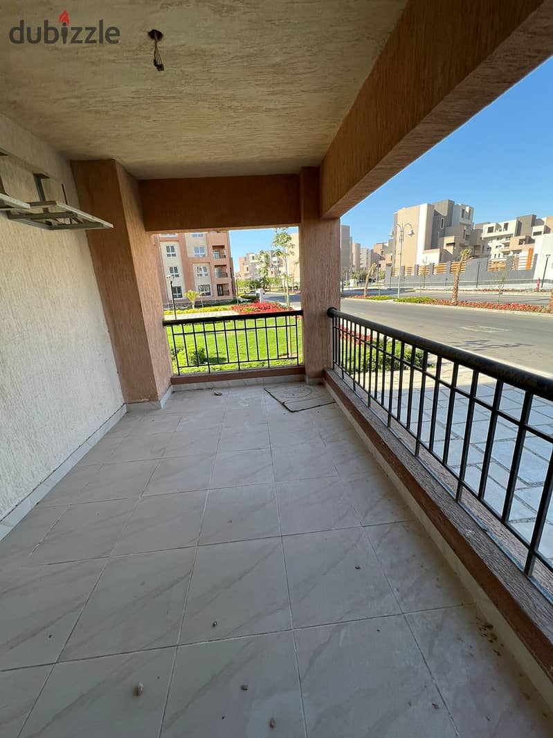 For sale in Madinaty Cash 100 meters in B8 ground floor with garden 2 rooms and 2 bathrooms distinctive location next to services 0