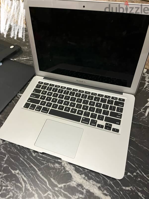 MacBook Air 13 inch - early 2014 - 256 gigs 1