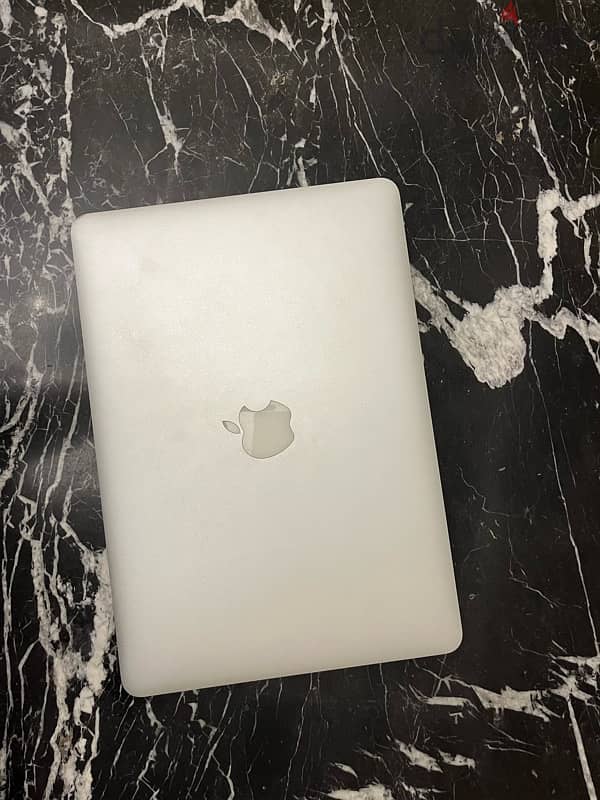 MacBook Air 13 inch - early 2014 - 256 gigs 2