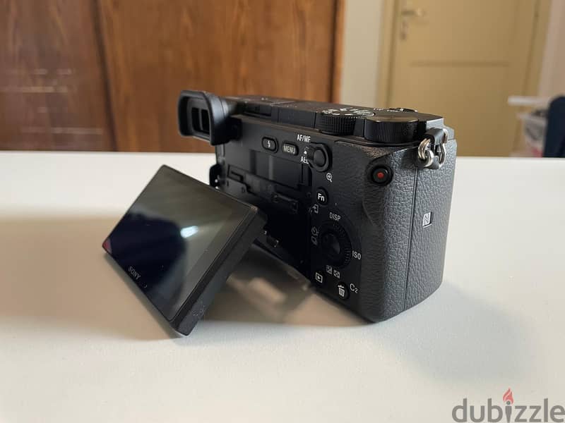 أقوى عرض لمبدعي المحتوى! كاميرا Sony A6400 مع مايك RODE Lavalier وحامل 2