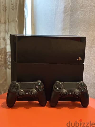 PS4 used like new + 2 controllers -بلايستيشن ٤ مستعمل للبيع