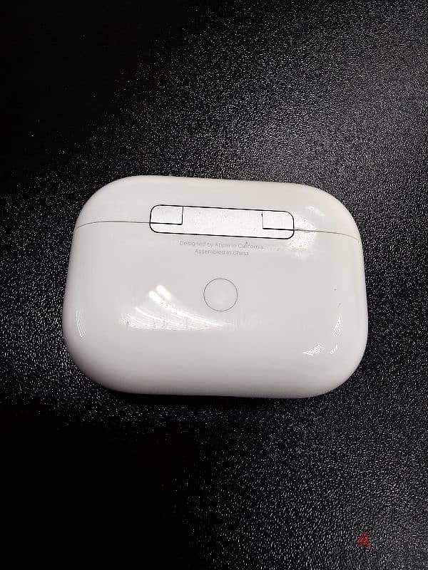 apple airpods pro حاله ممتازه نسخه امريكي شحن لاسلكي 2