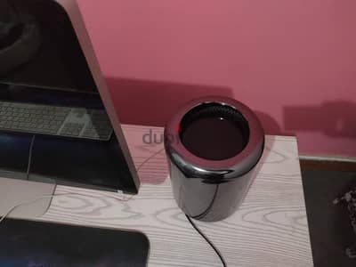 Apple Mac Pro Cylinder (2013 model) with screen