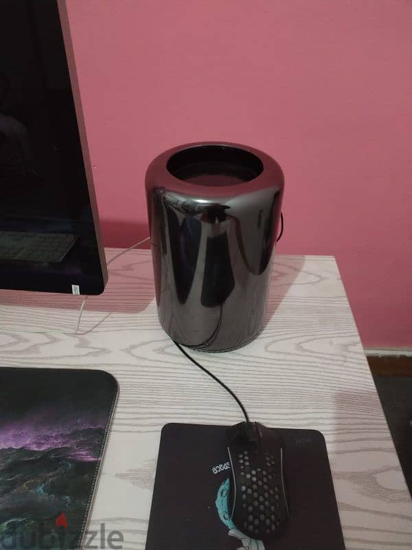 Apple Mac Pro Cylinder (2013 model) with screen 2