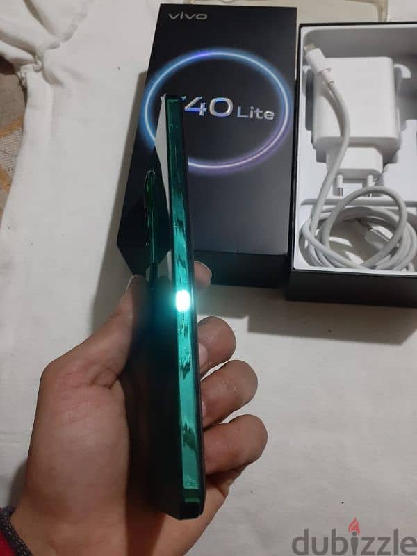 Vivo V40 Lite 3