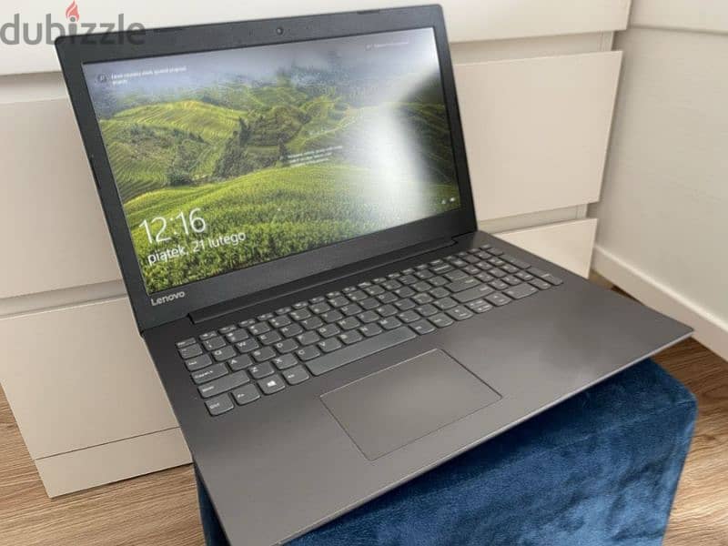 لاب توب Lenovo بحاله ممتازه هارد 1 تيرا رامات 4 جيجا بكارتين شاشه AMD 1