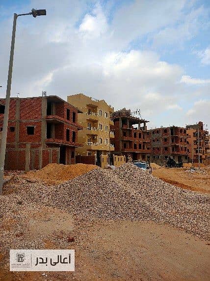 قطعة ارض 558 شمال المدينه 3نواصي بها قواعد وعمدان بدروم للبيع بمدينة بدر -Badr City 0