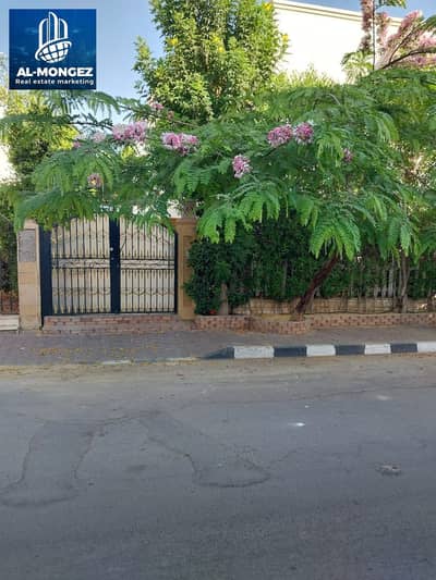 Standalone villa for rent furnished 5 rooms, master room Steps to the old market, mosque, food court, bank complex Rehab-First Settlement-New Cairo