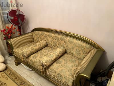 صالون مدهب حديث لم يستخدم