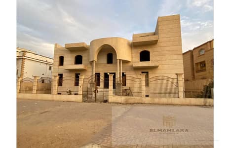 Premium Villa in District 9 – Direct View of the Tourist Promenade on Dahshour Link