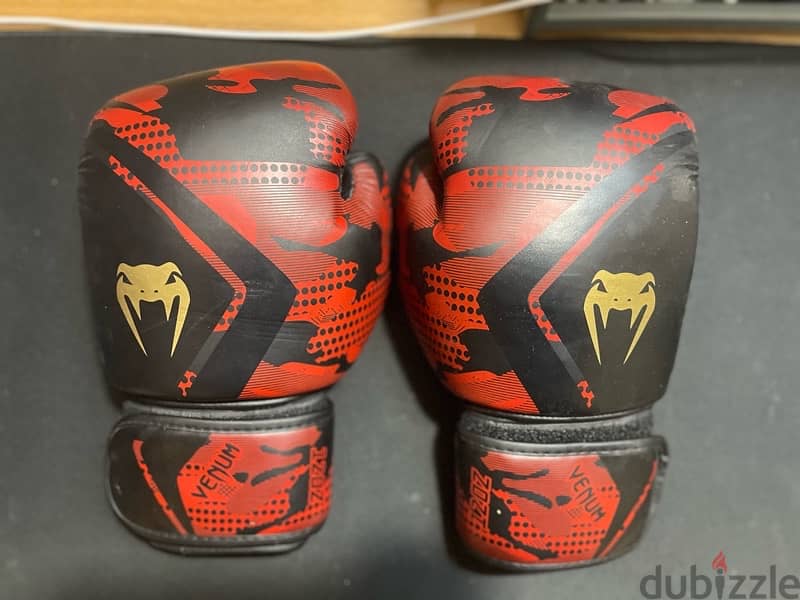 Venom Gloves 2