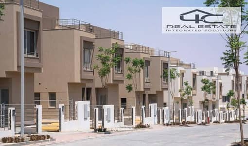 For sale villa town house 4 bedrooms ready to move with best down payment and installments in compound palm hills new cairo fifth settlement