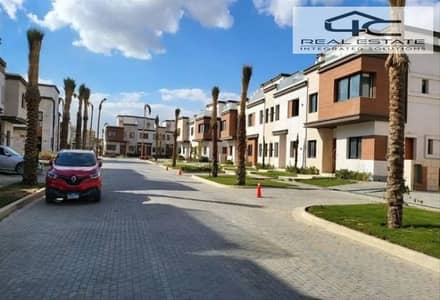 Villa town house corner resale 225m 4 bedrooms in prime location selling with down payment and installments in Azzar 2