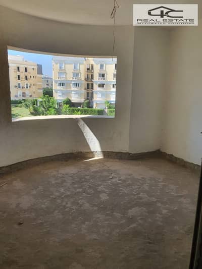 Ready to move penthouse corner 189 m semi finished with overseeing pool for sale in Mountian view hyde park compound new cairo