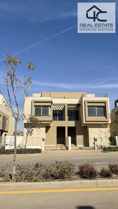 Villa 295 m  for sale in compound palm hills new cairo, special view with installment under price market