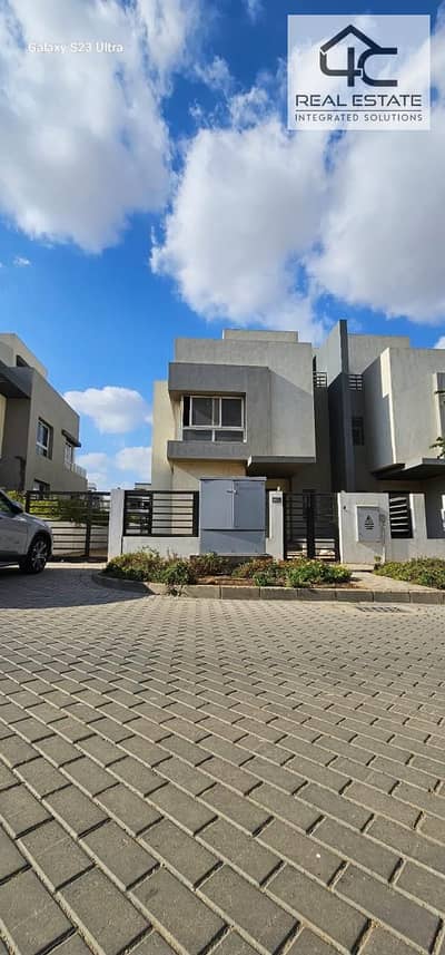 twin house in Prime location  For sale 360m ready to move in hyde park , overlooking Landscape