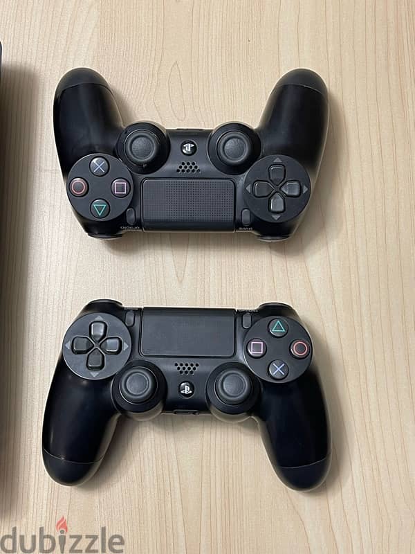 PLAY STATION 4 WITH 2 controller and games 1