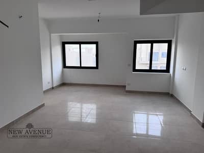 Fullyfinished & delivered Penthouse 3 Bedrooms 1 master  1 Bathroom  1 guest toilet  in Fifth square