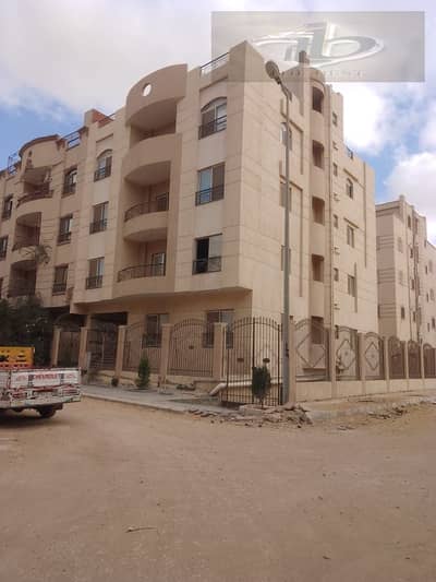 A distinctive building for sale in Gardenia, a corner, an excellent alley, near Mohamed Naguib Axis, 3 minutes from 90th Street