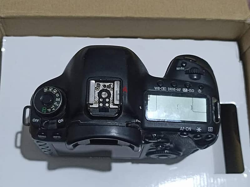 Canon 5d mark 4 + battery Grip +3 battery shutter 200k 3