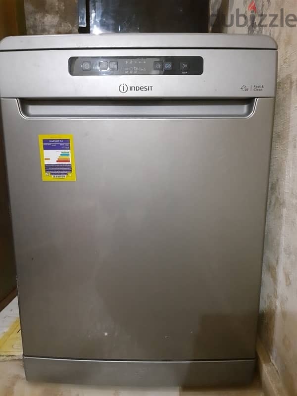 غسالة أطباق indesit إيطالي بحالة الجديد 13 فرد 1