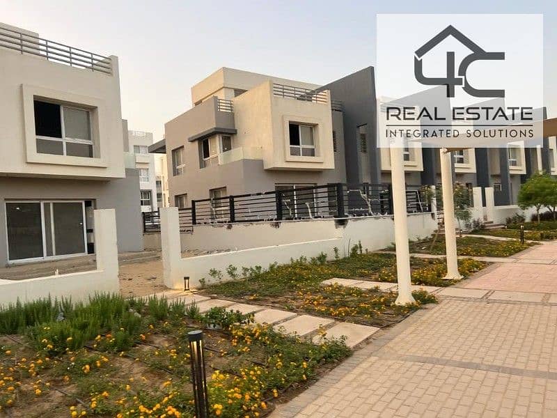 For sale town house 247m modern ready to move with lowest installments , best location in hyde park fifth settlement 0