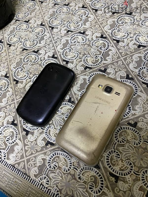 Two Samsung mobile phones 1