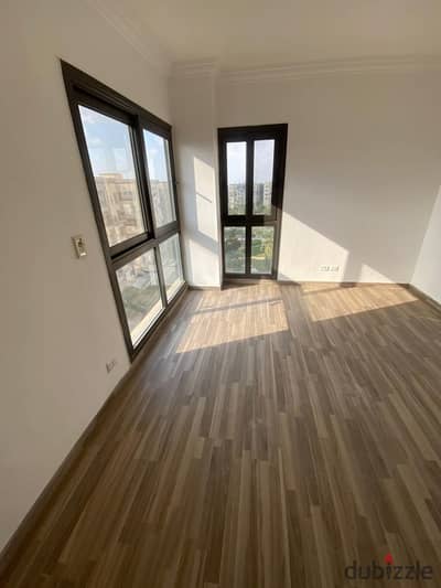 "For B8 lovers in Madinaty, a distinctive apartment for sale with an area of 121 sqm, garden view. Divided into 3 bedrooms and 3 bathrooms. Delivery w