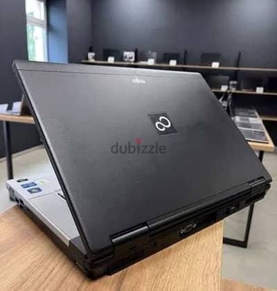 fujitsu H 710  بكارت نفديا كوادرو٢ جيجا  core i7 2nd وبهاردين +ram 8