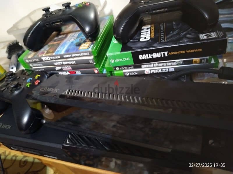 Xbox one 500gb 3 controllers 9 cd, kinetic sensor, 24 games 1