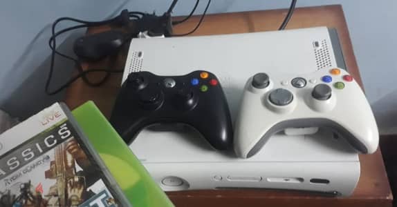 xbox 360 بدون عيوب نهائي و بكل مشتملاته و عليه هارد و اسطوانتين العاب