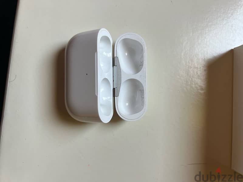 Original apple airpods pro case only 1