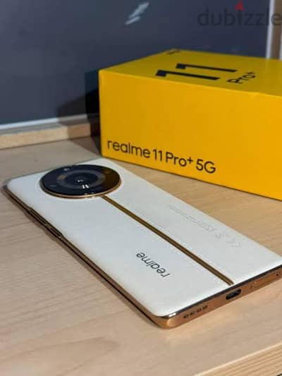 Realme 11 pro plus ( شرخ بسيط أسفل الشاشة غير واضحة أو مؤثرة )